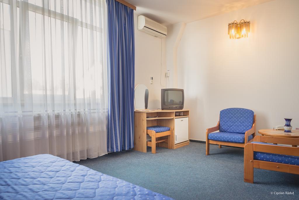 Hotel Iris Tîrnăveni Екстериор снимка