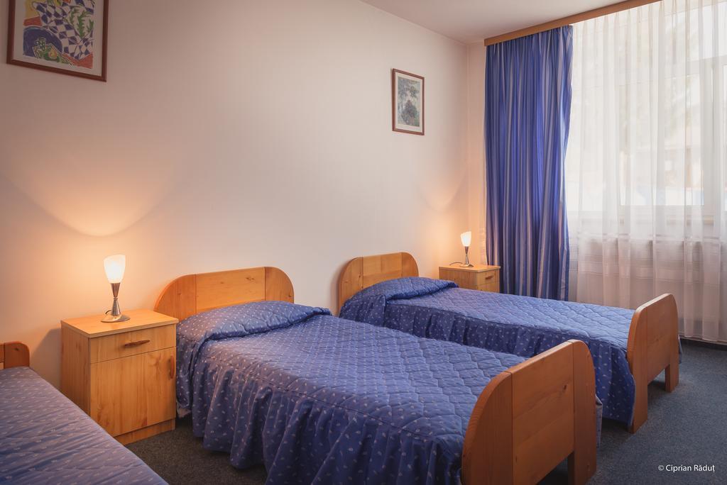 Hotel Iris Tîrnăveni Екстериор снимка