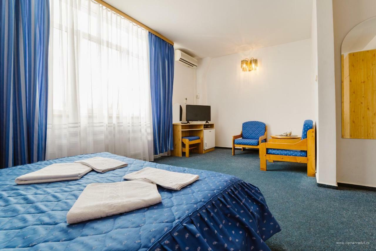 Hotel Iris Tîrnăveni Екстериор снимка